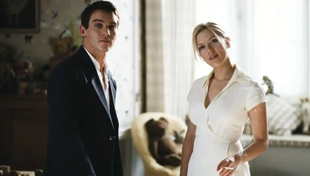 Scarlett Johannson y Jonathan Rhys-Myers, protagonistas de "Match Point" (2005)