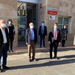 El consejero de Fomento e Infraestructuras, José Ramón Díez de Revenga, la alcaldesa de San Pedro del Pinatar, Visitación Martínez, el presidente de Cáritas, Juan Antonio Planes, el director de Vivienda, José Francisco Lajara, y representantes de los servicios sociales
