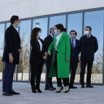 Inauguración del nuevo Hospital, enfermera Isabel Zendal. Isabel Díaz Ayuso, presidenta de la CAM saluda a la secretaria de Estado de Sanidad, Silvia Calzón.