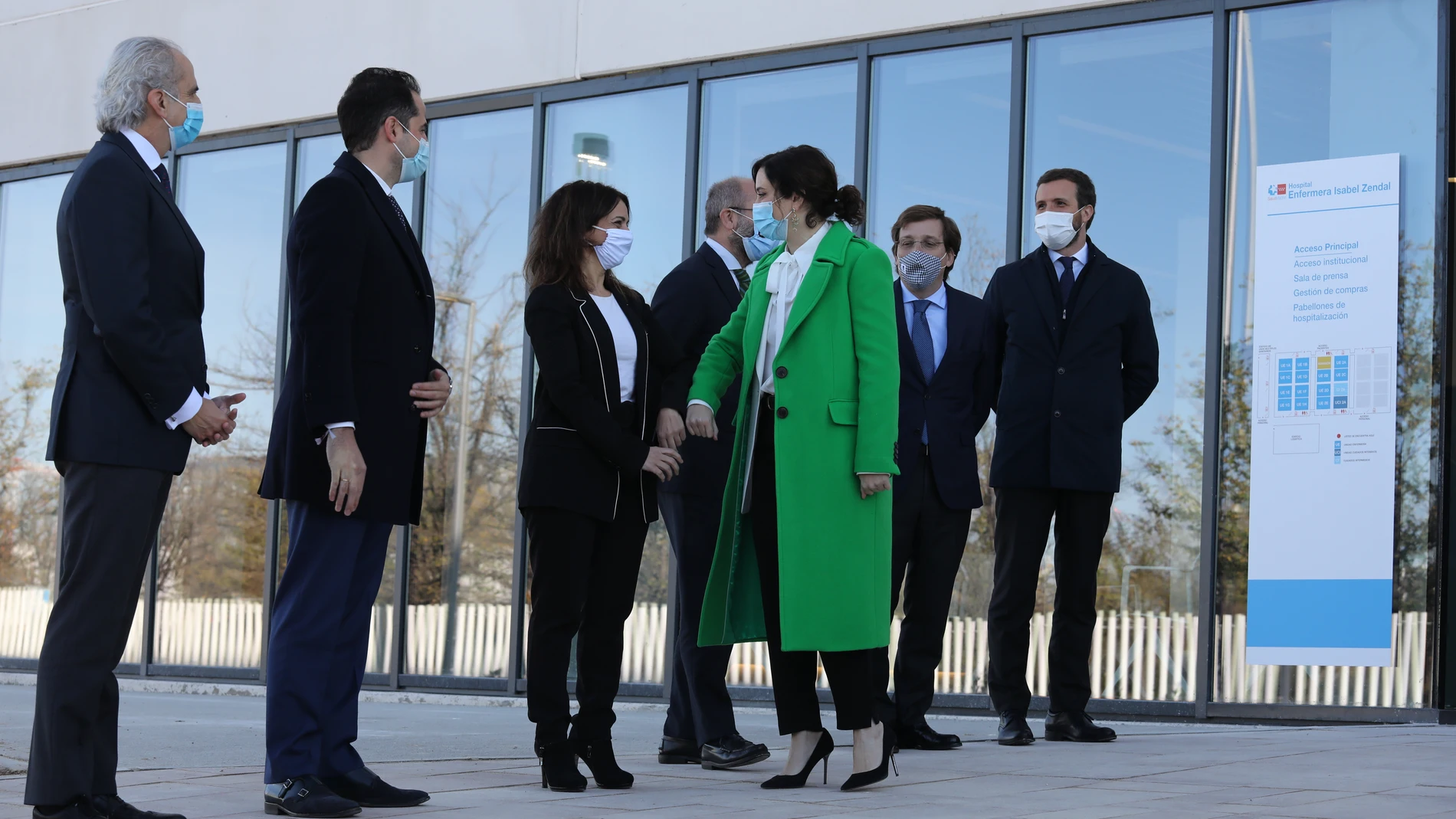 Inauguración del nuevo Hospital, enfermera Isabel Zendal. Isabel Díaz Ayuso, presidenta de la CAM saluda a la secretaria de Estado de Sanidad, Silvia Calzón.
