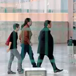 El líder de Podemos, Pablo Iglesias (c), acompañado por la diputada de En Comú Podem en el Congreso, Lucía Martín (i), y el teniente de alcalde en el Ayuntamiento de Barcelona, Jaume Asens ( a su llegada a la prisión de Lledoners (Barcelona) para reunirse con el exvicepresidente de la Generalitat y líder de ERC, Oriol Junqueras en Octubre de 2018