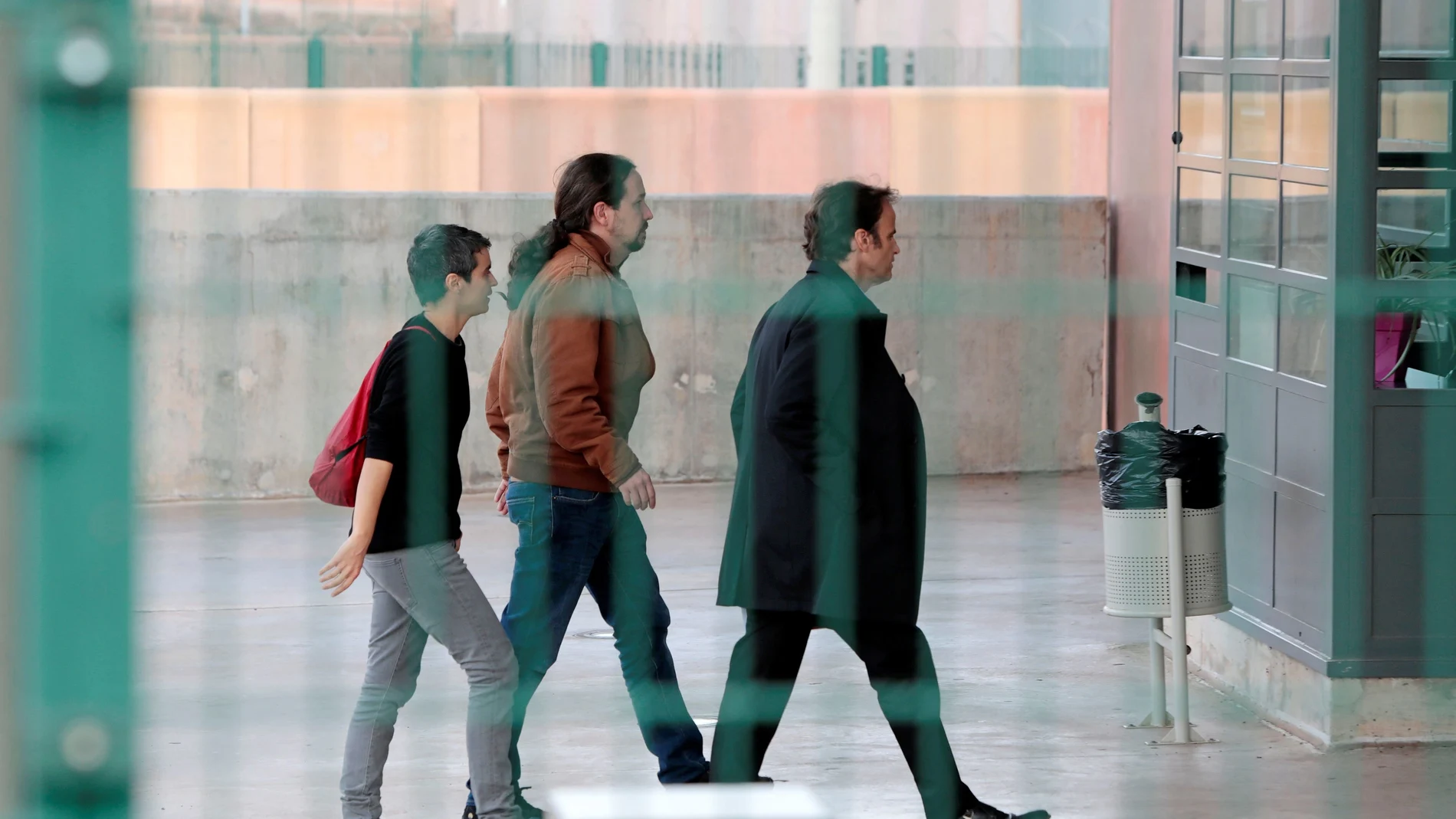 El líder de Podemos, Pablo Iglesias (c), acompañado por la diputada de En Comú Podem en el Congreso, Lucía Martín (i), y el teniente de alcalde en el Ayuntamiento de Barcelona, Jaume Asens ( a su llegada a la prisión de Lledoners (Barcelona) para reunirse con el exvicepresidente de la Generalitat y líder de ERC, Oriol Junqueras en Octubre de 2018