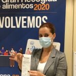 Una voluntaria de El Corte Inglés