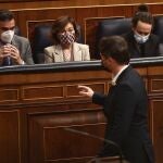 El portavoz parlamentario de ERC, Gabriel Rufián (abajo), pasa junto al presidente del Gobierno, Pedro Sánchez, en el Congreso