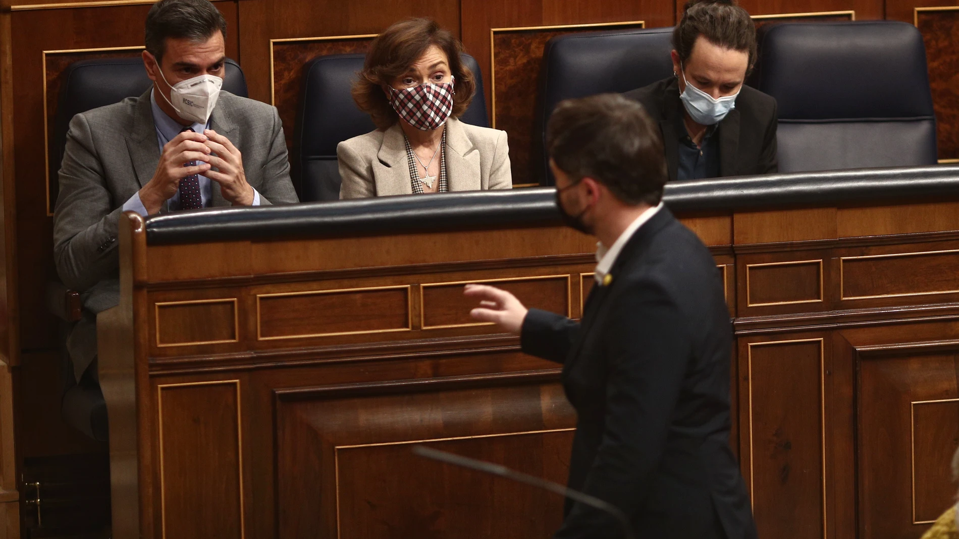 El portavoz parlamentario de ERC, Gabriel Rufián (abajo), pasa junto al presidente del Gobierno, Pedro Sánchez, en el Congreso