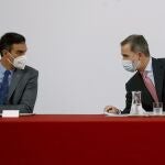 El rey Felipe VI, acompañado por el presidente del Gobierno, Pedro Sánchez, durante la reunión del patronato de la Fundación Carolina