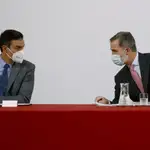 El rey Felipe VI, acompañado por el presidente del Gobierno, Pedro Sánchez, durante la reunión del patronato de la Fundación Carolina