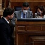 EL portavoz de ERC, Gabriel Rufián, pasa ante el presidente del Gobierno, Pedro Sánchez y la vicepresidenta primera, Carmen Calvo, en una sesión del Congreso