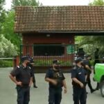 La Policía, junto a la casa de Maradona
