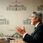 AME2923. LIMA (PERÚ), 03/12/2020.- Fotografía cedida por la Presidencia peruana que muestra al presidente de Perú, Francisco Sagasti, mientras ofrece una rueda de prensa virtual con periodistas de la prensa extranjera acreditados en Perú, hoy, en Lima (Perú). Los retos del gobierno de transición, la lucha contra la pandemia y la reactivación económica, así como los detalles de las próximas elecciones generales, son analizados por el presidente de Perú, Francisco Sagasti, en una teleconferencia con la prensa extranjera acreditada en su país. EFE/ Presidencia Del Perú SOLO USO EDITORIAL NO VENTAS