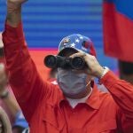 Nicolás Maduro observa con unos prismáticos durante un acto de campaña