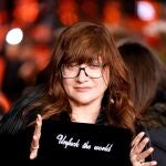 La directora de cine española Isabel Coixet muestra un bolso en el que se puede leer "No jodan el mundo", durante la presentación de la película "Elisa y Marcela".