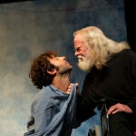 Chema de Miguel (dcha.) y Denís Gómez durante un ensayo de «J’attendrai»