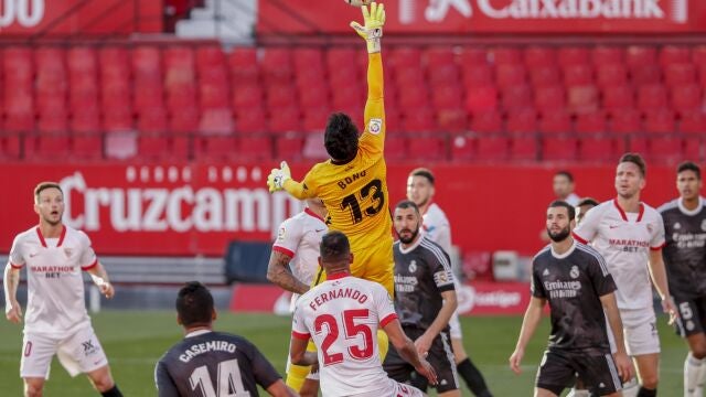 Bono, en una salida por alto del Sevilla - Real Madrid