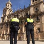 Agentes de la Polic&iacute;a Local de Ja&eacute;n, ante la Catedral de la ciudad