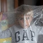 Expertos en Psicología advierten del auge de fobias ante la pandemia como la hafefobia o miedo a ser tocado, que nace del miedo irracional que aflora al relacionar de manera prolongada el contacto físico con el contagio de la covid-19 y la muerte, y que puede tener consecuencias especialmente preocupantes en niños y personas mayores. En la imagen un pequeño juega con un plástico. EFE/Domenech Castelló