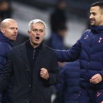 José Mourinho celebra el triunfo del Tottenham contra el Arsenal en la Premier.