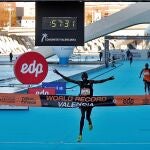 GRAFCVA221. VALENCIA, 06/12/2020.- El atleta keniata Kibiwott Kandie destrozó el récord del Mundo en la Medio Maratón de Valencia con un tiempo oficioso de 57:32 minutos, rebajando en casi medio minuto la plusmarca de su compatriota Geoffrey Kamworor (58:01) que ostentaba desde septiembre de 2019. EFE/Manuel Bruque