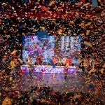 Los candidatos chavistas a la Asamblea Nacional celebran antes del anuncio de los resultados del Consejo Nacional Electoral (CNE) durante la madrugada de este lunes en el Teatro Bolívar de Caracas
