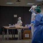 Profesionales sanitarios en un dispositivo de cribados masivos en el barrio del Raval, en Barcelona (España), a 7 de diciembre de 2020