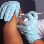Los científicos que han desarrollado esta herramienta esperan que sea útil para priorizar qué grupos de riesgo deben adelantarse en la vacunación frente a la Covid-19