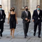 El vicepresidente segundo del Gobierno Pablo Iglesias (d), el ministro de Consumo, Alberto Garzón (2d), y la ministra de Trabajo y Economía Social, Yolanda Díaz (3d), en el homenaje de Estado a las Víctimas de la Covid, en julio, en el Palacio Real.