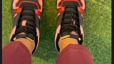 En la imagen, Cristina Pedroche muestra las zapatillas con las que entrena.