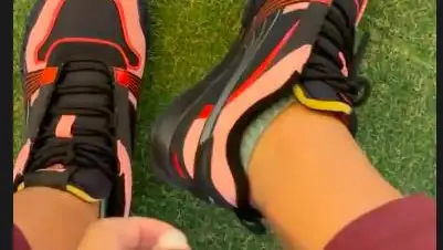 Cristina Pedroche muestra en Instagram sus zapatillas.