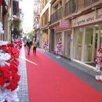 Gente pasea por una céntrica calle de Murcia en Navidad