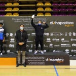 El alcalde de Valladolid, Óscar Puente, entrega las medallas a los vencedores
