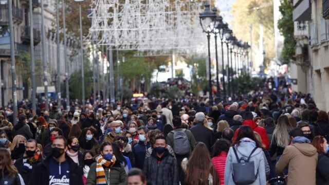 Multitud de personas pasean por el Portal del Ángel de Barcelona
