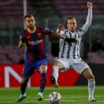 Arthur disputa una pelota con Pjanic
