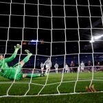 Ronaldo, marcando uno de los penaltis en el Camp Nou