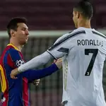 Cristiano Ronaldo y Messi se saludan antes del Barcelona-Juventus de la Champions