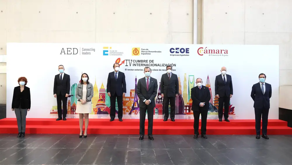 GRAF2312. MADRID, 09/12/2020.- El rey Felipe VI (c), la ministra de Industria, Turismo y Comercio, Reyes Maroto (2i), el presidente de la Cámara de Comercio de España, José Luis Bonet (2d), el presidente del Foro de Marcas Renombradas Españolas, Ignacio Osborne (4i) y el presidente de la CEOE, Antonio Garamendi (d) posan entre otros para la foto de familia de la IV Cumbre de Internacionalización, celebrada este miércoles en la sede de la Cámara de Comercio de España en Madrid. EFE/Casa Real / José Jiménez SOLO USO EDITORIAL/SOLO DISPONIBLE PARA ILUSTRAR LA NOTICIA QUE ACOMPAÑA