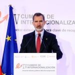 GRAF2321. MADRID, 09/12/2020.- El rey Felipe VI durante su intervención en la IV Cumbre de Internacionalización, celebrada este miércoles en la sede de la Cámara de Comercio de España en Madrid. EFE/Casa Real / José Jiménez SOLO USO EDITORIAL/SOLO DISPONIBLE PARA ILUSTRAR LA NOTICIA QUE ACOMPAÑA