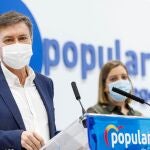 El secretario regional del PP, Francisco Vázquez, y la procuradora María Ángeles García, atienden a la prensa