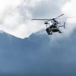 Un helicóptero de la gendarmería francesa en los Alpes