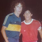 Carlos Randazzo y Diego Maradona, cuando jugaban en Boca y Argentinos, respectivamente.