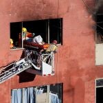 Efectivos de los Bombers de la Generalitat trabajando en un incendio, en una imagen de archivo EFE/ Quique García