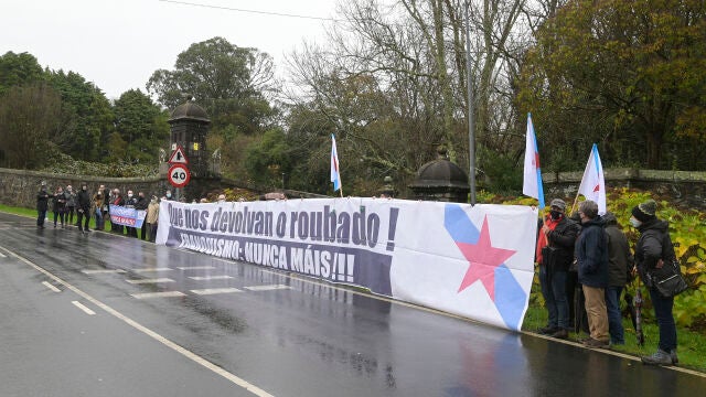 Manifestantes del BNG ondean la "Estreleira" en las inmediaciones del Pazo de Meirás el día de su entrega al Estado, el pasado 10 de diciembre