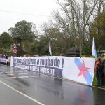 Manifestantes del BNG ondean la "Estreleira" en las inmediaciones del Pazo de Meirás el día de su entrega al Estado, el pasado 10 de diciembre