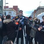 Xavier García Albiol, hace declaraciones ante la nave incendiada
