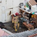 Los Bomberos, realizando su tarea en la nave afectada