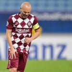 Momento en el que Iniesta sufre la lesión que le ha llevado al quirófano.