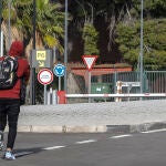 El tránsito de inmigrantes con documentación en regla entre Canarias y la Península había cauysado preocupación en las Fuerzas de Seguridad. En la imagen de archivo, un inmigrante abandona el aeropuerto de Manises, en Valencia, Comunidad Valenciana (España), a 11 de diciembre de 2020. Rober Solsona / Europa Press