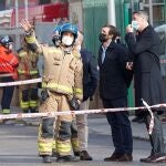 El presidente del PP, Pablo Casado durante su visita a la nave ocupada donde ocurrió el incendio en Badalonaacompañado del presidente del PP de Cataluña, Alejandro Fernández, y el alcalde de la ciudad, Xavier García Albiol.