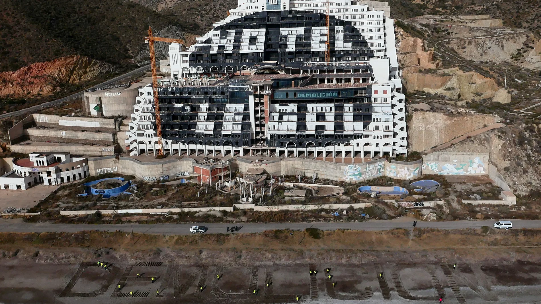 Vista del hotel del Algarrobico, tras una acción de Greenpeace
