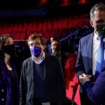 El alcalde de Madrid, José Luis Martínez-Almeida, acompañado de Andrea Levy, delegada municipal de Cultura, entre otros, en la presentación de las actividades para la Navidad