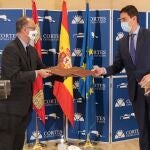 Firma del convenio entre Luis Fuentes (izquierda) y Ángel Ibáñez (derecha).CORTES DE CASTILLA Y LEÓN11/12/2020